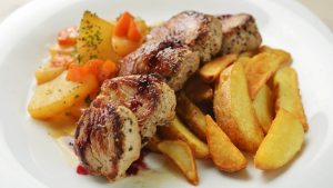 Medallones de cerdo con papas rústicas